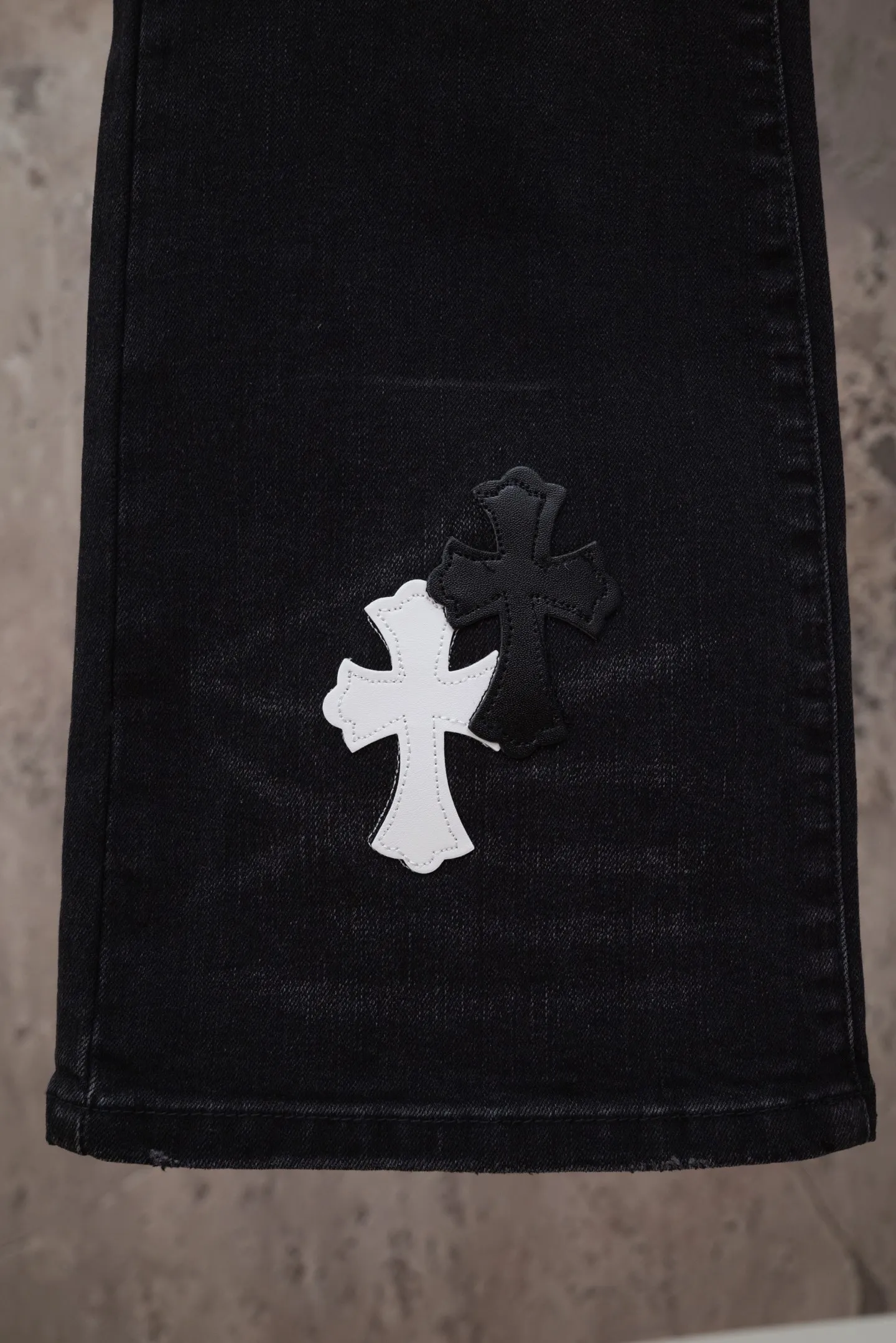 Style number: [M 2701] Chrome Hearts FW 26 Black White leather printed denim trousers. Same Style for men and women. Top ceiling quality. Styles with different washed textures. Very friendly to people with thin legs and thick legs. The straight and slim version is very flattering to the leg shape. Moderate length that never goes out of style. Easy to match. Basic styling for various styles. A must-have in the wardrobe! The fabric is stiff but also makes the upper body soft without losing texture. The washing process is even more perfect. It is a must-have item for everyone! ! ! Washable label, hang tag, pants label, three labels complete Color: black Size: 28, 30, 32, 34, 36